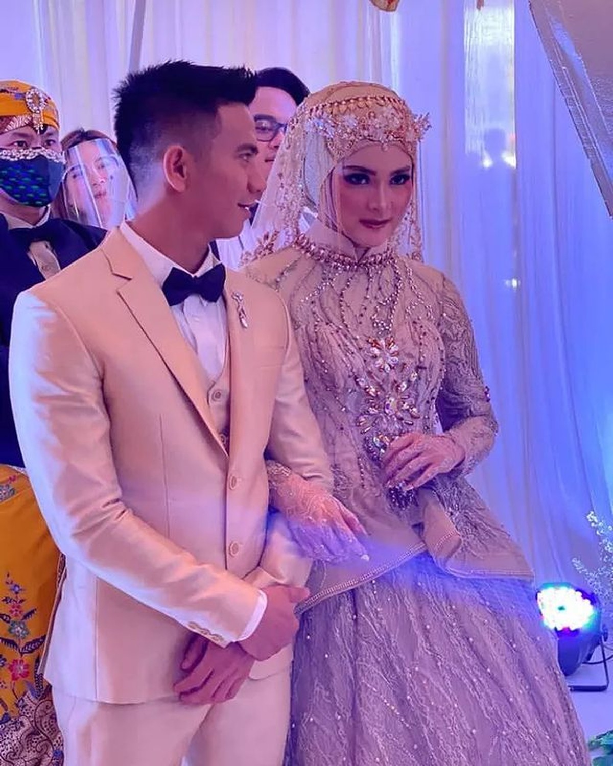 Ridho DA resmi menikahi Syifa Aisyah pada Minggu &lpar;17&sol;10&rpar; di Garut dengan tema adat Sunda&period; Yuk intip&excl;