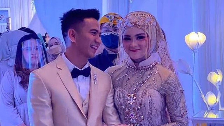 Ridho DA resmi menikahi Syifa Aisyah pada Minggu (17/10) di Garut dengan tema adat Sunda. Yuk intip!