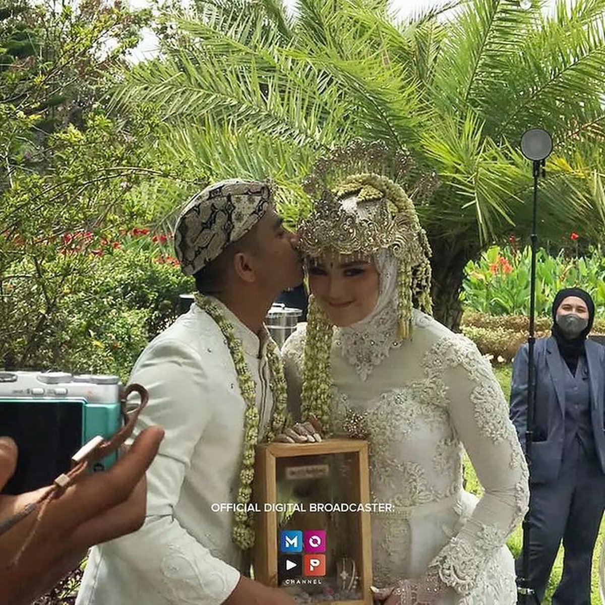 Ridho DA resmi menikahi Syifa Aisyah pada Minggu &lpar;17&sol;10&rpar; di Garut dengan tema adat Sunda&period; Yuk intip&excl;