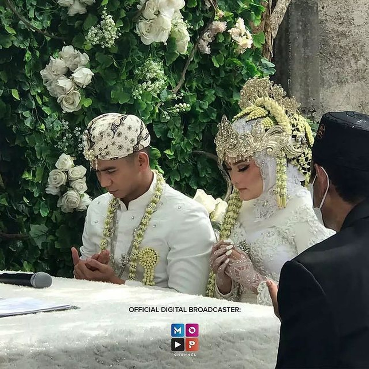 Ridho DA resmi menikahi Syifa Aisyah pada Minggu &lpar;17&sol;10&rpar; di Garut dengan tema adat Sunda&period; Yuk intip&excl;