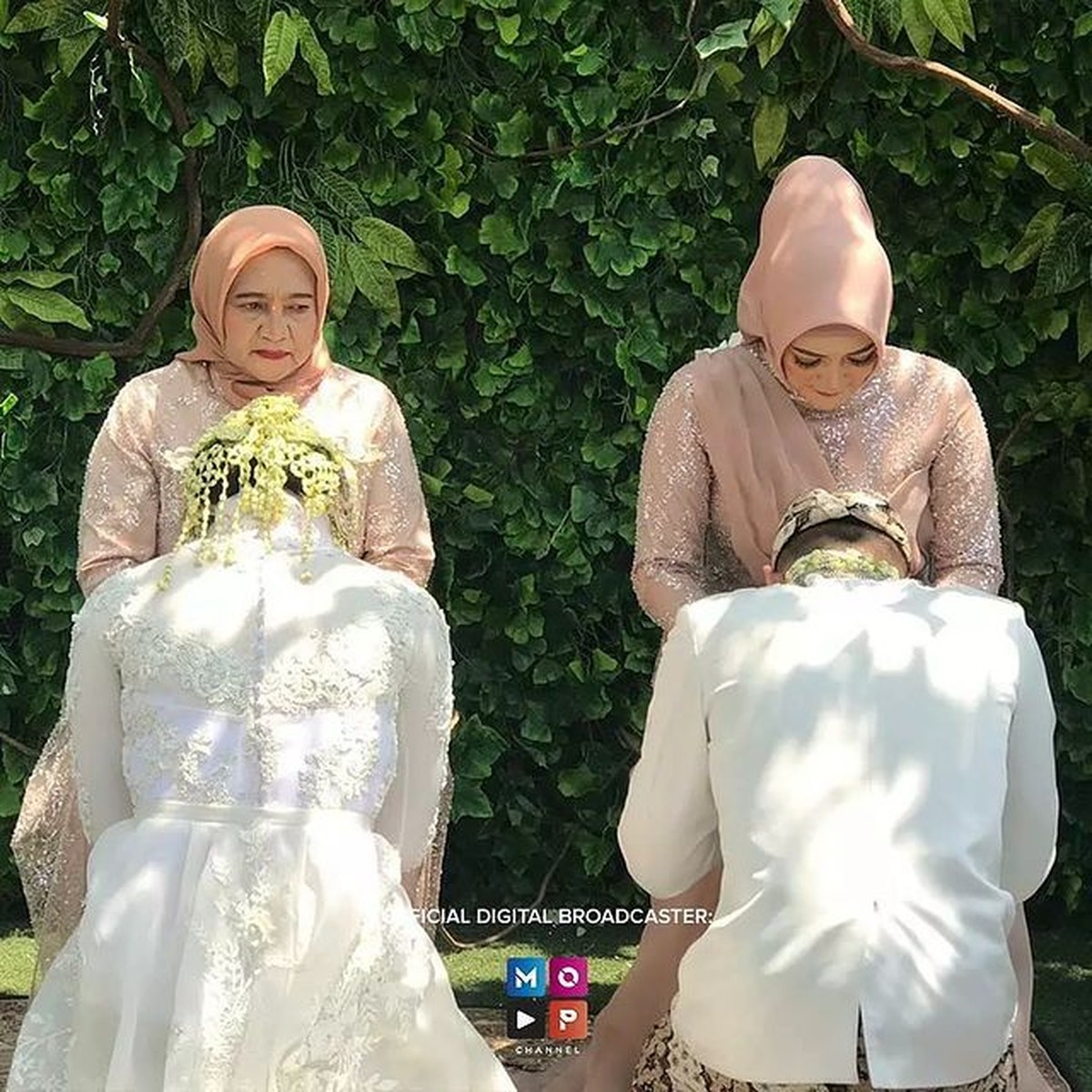 Ridho DA resmi menikahi Syifa Aisyah pada Minggu &lpar;17&sol;10&rpar; di Garut dengan tema adat Sunda&period; Yuk intip&excl;