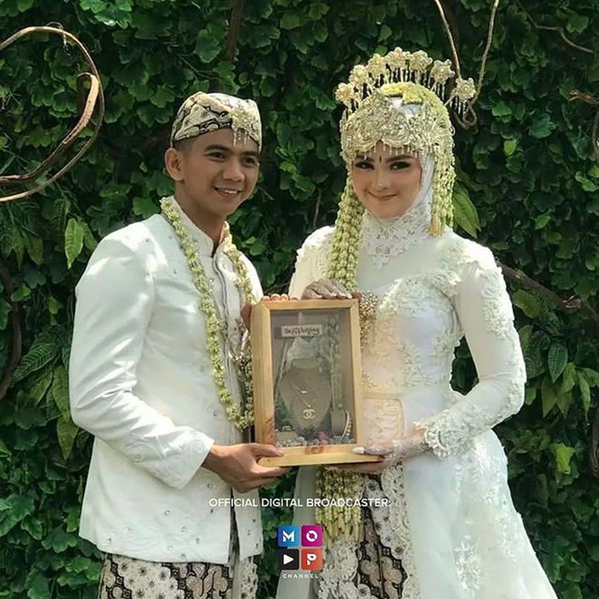 Ridho DA resmi menikahi Syifa Aisyah pada Minggu &lpar;17&sol;10&rpar; di Garut dengan tema adat Sunda&period; Yuk intip&excl;