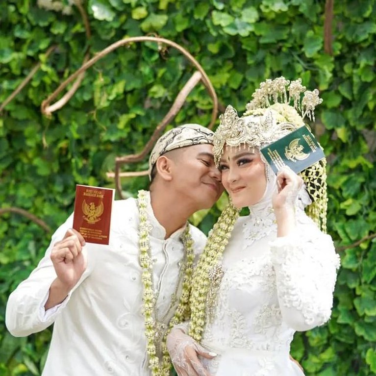 10 Momen Haru Pernikahan Ridho DA & Syifa Aisyah dengan Tema Adat Sunda Ridho DA resmi menikahi Syifa Aisyah pada Minggu (17/10) di Garut dengan tema adat Sunda. Yuk intip!