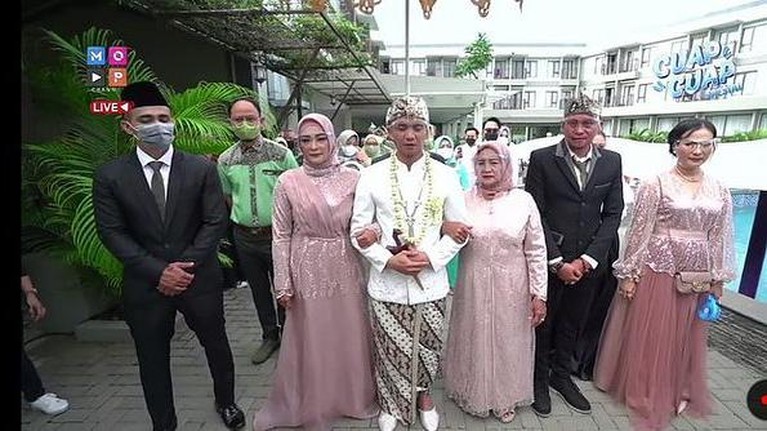 10 Momen Haru Pernikahan Ridho DA & Syifa Aisyah dengan Tema Adat Sunda Ridho DA resmi menikahi Syifa Aisyah pada Minggu (17/10) di Garut dengan tema adat Sunda. Yuk intip!