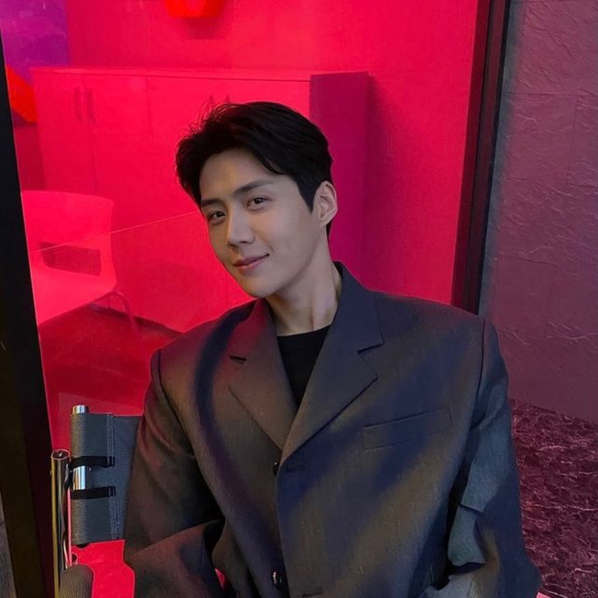 Kim Seon Ho disebut oleh netizen sebagai aktor berinisial K yang diduga memaksa mantan pacar melakukan aborsi&period; Yuk intip potretnya&excl;