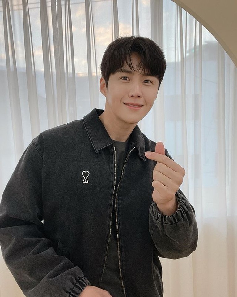7 Foto Tampan Kim Seon Ho yang Dituding Paksa Mantan Kekasih Aborsi Kim Seon Ho disebut oleh netizen sebagai aktor berinisial K yang diduga memaksa mantan pacar melakukan aborsi. Yuk intip potretnya!