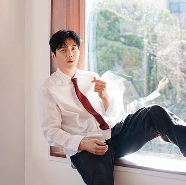 7 Foto Tampan Kim Seon Ho yang Dituding Paksa Mantan Pacar Aborsi