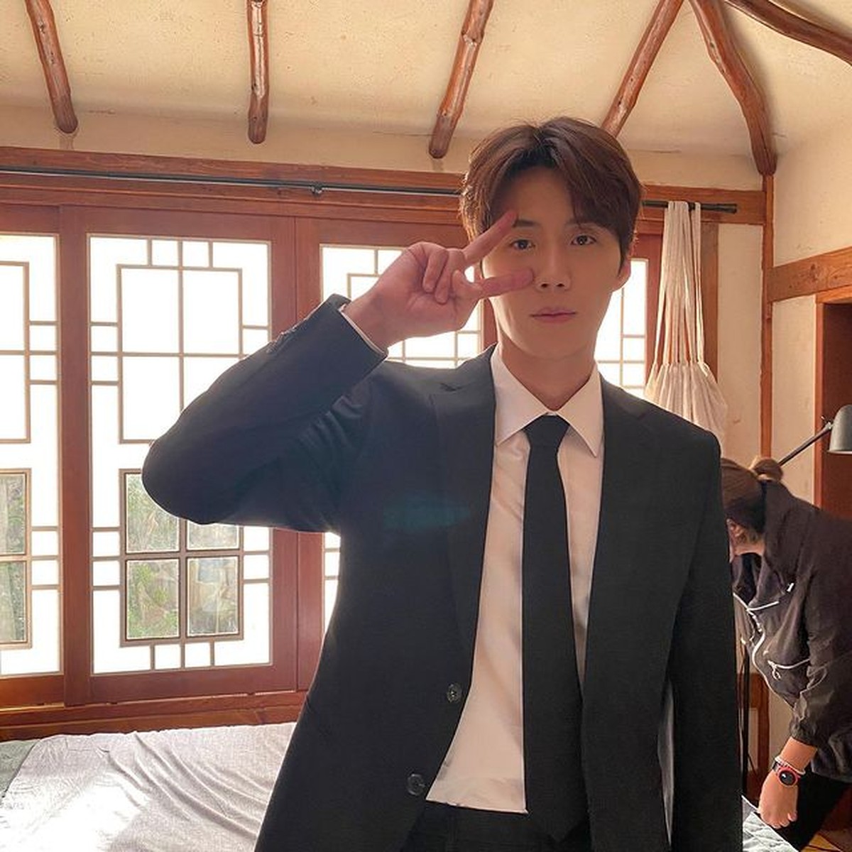 Kim Seon Ho disebut oleh netizen sebagai aktor berinisial K yang diduga memaksa mantan pacar melakukan aborsi&period; Yuk intip potretnya&excl;