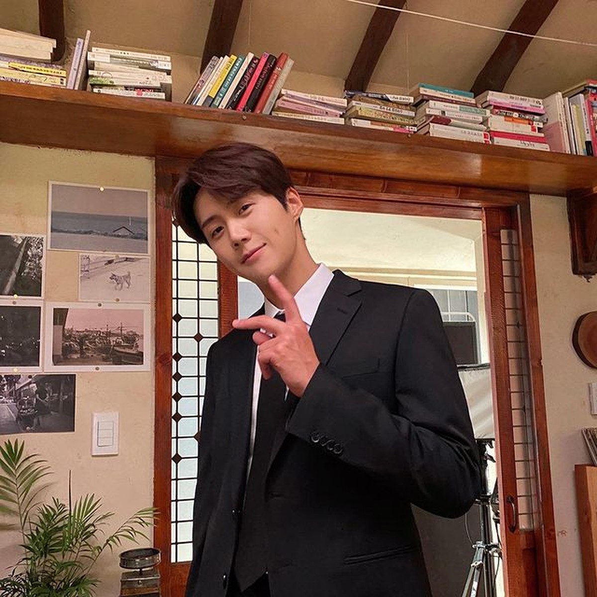 Kim Seon Ho disebut oleh netizen sebagai aktor berinisial K yang diduga memaksa mantan pacar melakukan aborsi&period; Yuk intip potretnya&excl;