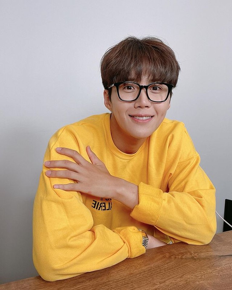 7 Foto Tampan Kim Seon Ho yang Dituding Paksa Mantan Kekasih Aborsi Kim Seon Ho disebut oleh netizen sebagai aktor berinisial K yang diduga memaksa mantan pacar melakukan aborsi. Yuk intip potretnya!