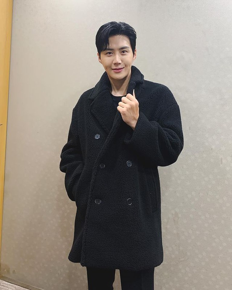 7 Foto Tampan Kim Seon Ho yang Dituding Paksa Mantan Kekasih Aborsi Kim Seon Ho disebut oleh netizen sebagai aktor berinisial K yang diduga memaksa mantan pacar melakukan aborsi. Yuk intip potretnya!