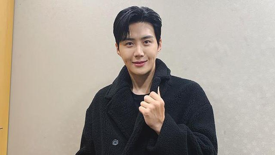 7 Foto Tampan Kim Seon Ho yang Dituding Paksa Mantan Kekasih Aborsi Kim Seon Ho disebut oleh netizen sebagai aktor berinisial K yang diduga memaksa mantan pacar melakukan aborsi. Yuk intip potretnya!