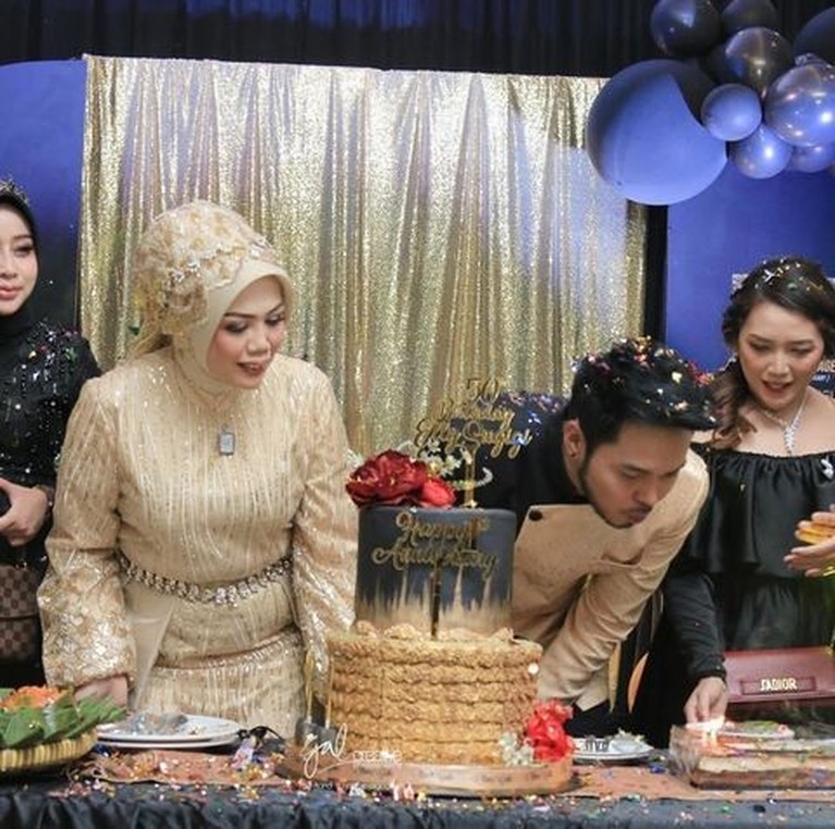 Genap berusia 50 tahun, Elly Sugigi gelar pesta mewah hingga disebut-sebut habiskan Rp500 juta. Yuk intip momennya!