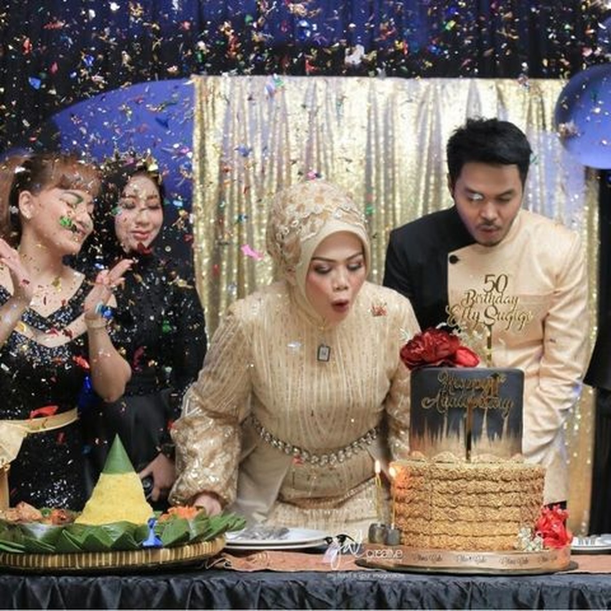 Genap berusia 50 tahun&comma; Elly Sugigi gelar pesta mewah hingga disebut-sebut habiskan Rp500 juta&period; Yuk intip momennya&excl;