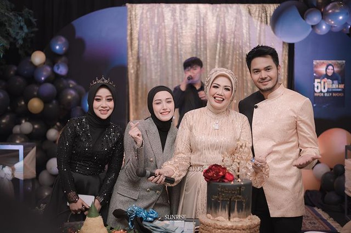 Genap berusia 50 tahun&comma; Elly Sugigi gelar pesta mewah hingga disebut-sebut habiskan Rp500 juta&period; Yuk intip momennya&excl;