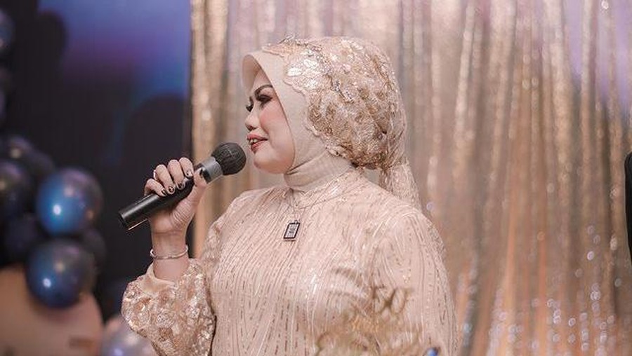 Genap berusia 50 tahun, Elly Sugigi gelar pesta mewah hingga disebut-sebut habiskan Rp500 juta. Yuk intip momennya!