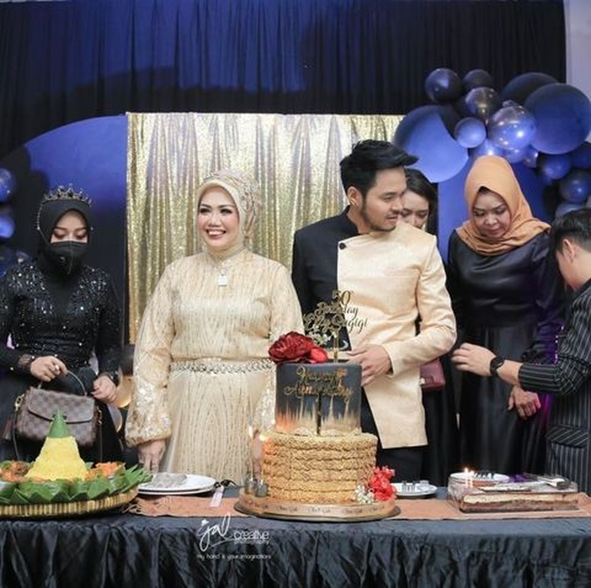Genap berusia 50 tahun&comma; Elly Sugigi gelar pesta mewah hingga disebut-sebut habiskan Rp500 juta&period; Yuk intip momennya&excl;
