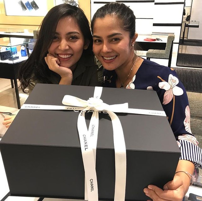 7 Potret Kekompakan Rachel Vennya & Sang Ibunda yang Jadi Sorotan Potret Kekompakan Rachel Vennya & Sang Ibunda yang Jadi Sorotan