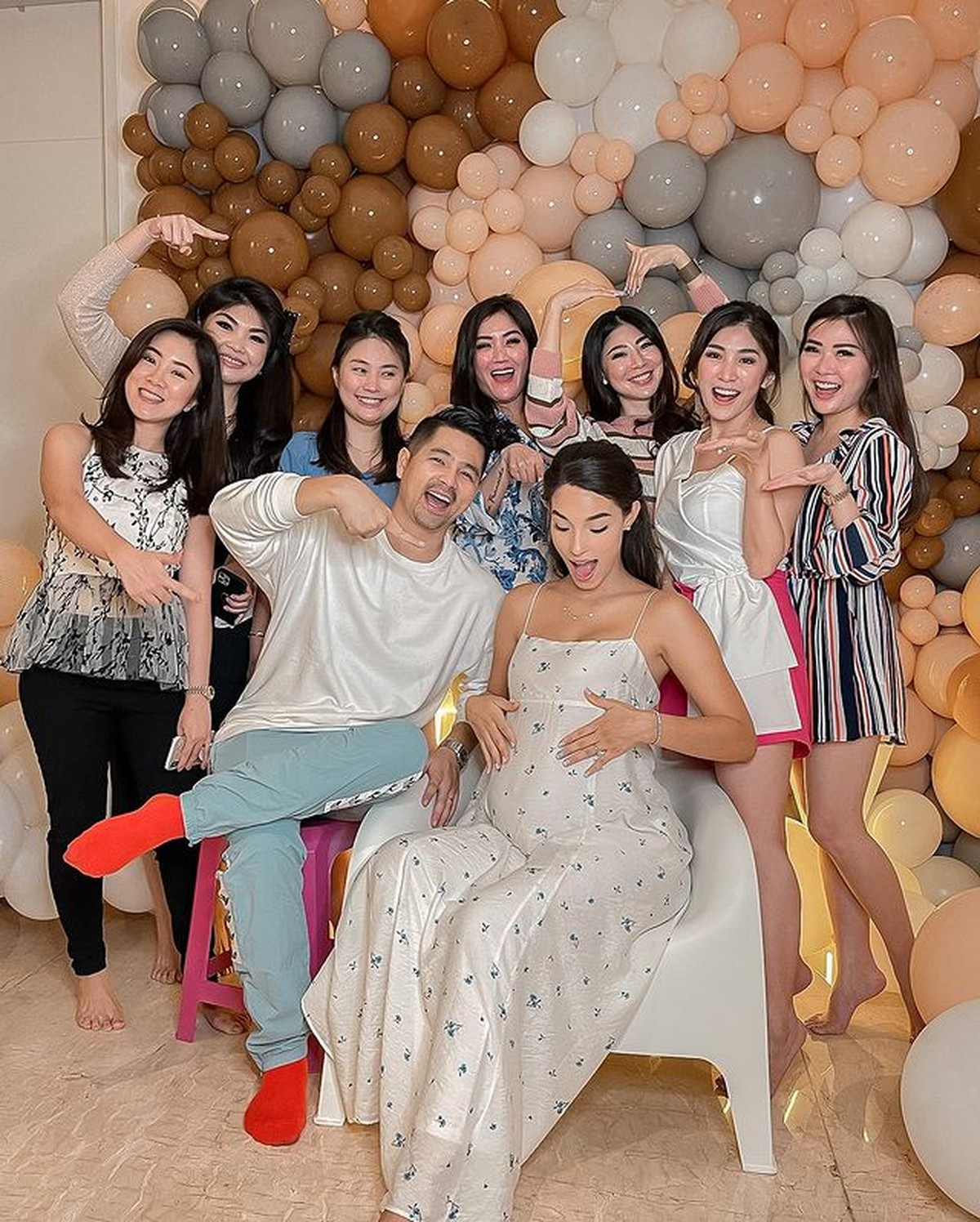 Erick Bana Iskandar dan Vanessa Lima menggelar acara baby shower menyambut kelahiran anak pertama mereka&period; Yuk intip&excl;