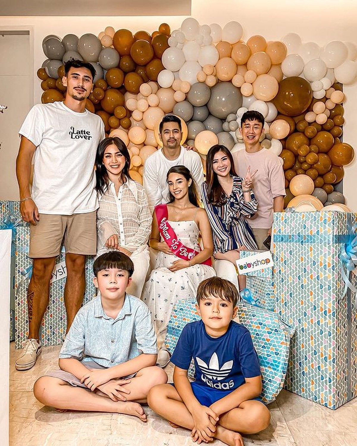 Erick Bana Iskandar dan Vanessa Lima menggelar acara baby shower menyambut kelahiran anak pertama mereka&period; Yuk intip&excl;