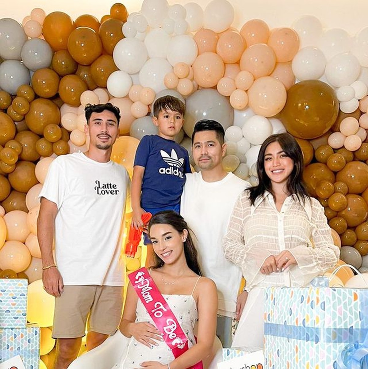 Erick Bana Iskandar dan Vanessa Lima menggelar acara baby shower menyambut kelahiran anak pertama mereka&period; Yuk intip&excl;