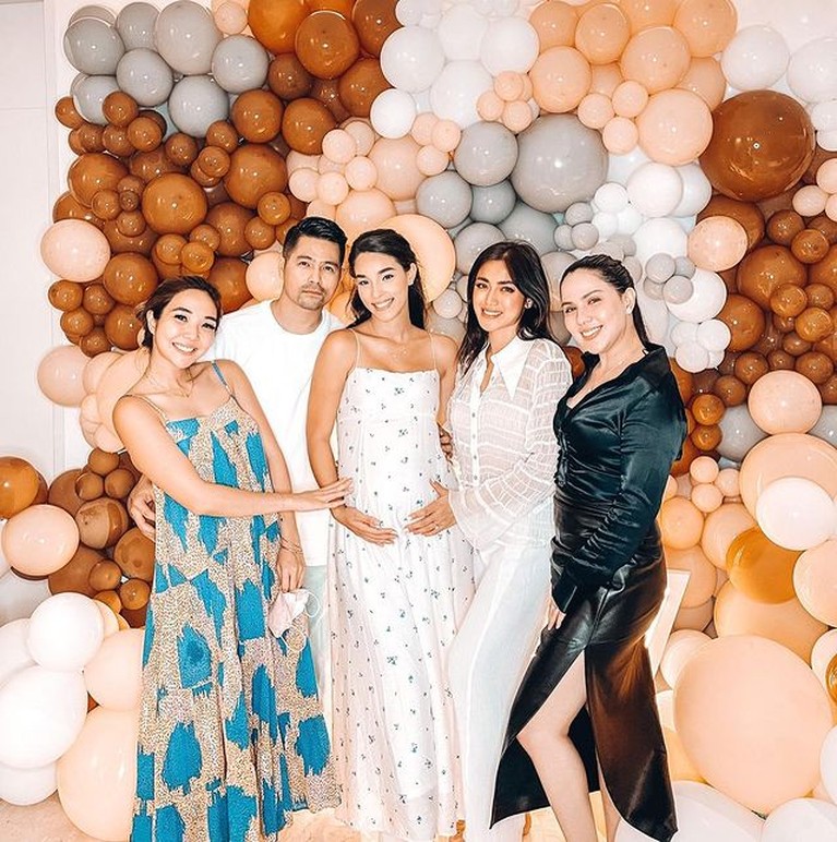 7 Potret Keseruan Baby Shower Vanessa Lima di Kehamilan Anak Pertama Erick Bana Iskandar dan Vanessa Lima menggelar acara baby shower menyambut kelahiran anak pertama mereka. Yuk intip!