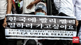FOTO: Demonstrasi Ribuan Pekerja Migran di Gedung Kemenaker