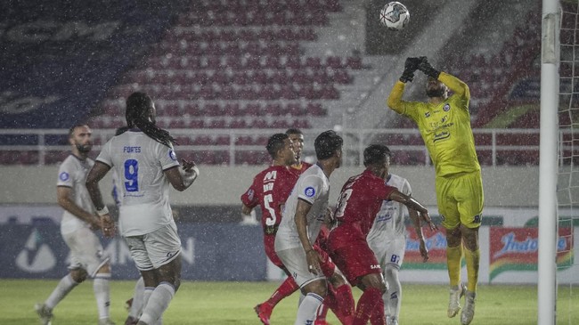 Arema FC akan menantang Persija Jakarta pada pekan ke-23 Liga 1 2021/2022. Berikut link live streaming Arema FC vs Persija Jakarta.