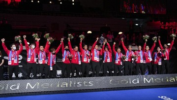 Merah Putih Dilarang, Pemain Thomas Cup Pilih Pegang Dada Pemain Indonesia tak bisa lakukan hormat bendera saat di podium juara Thomas Cup 2020 (2021) dan memilih memegang dada saat menyanyikan lagu Indonesia Raya.