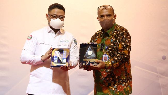 Perluas Layanan Autodebit, BPJS Kesehatan Gandeng Bank Nagari BPJS Kesehatan bekerja sama dengan Bank Nagari menghadirkan layanan autodebit untuk mempermudah kewajiban peserta JKN-KIS membayar iuran setiap bulan.