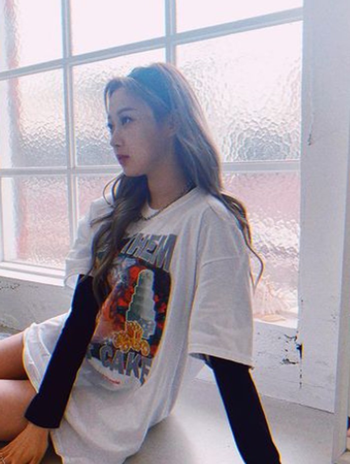 Bosan dengan T-Shirt polos yang gitu-gitu aja? Coba pakai inner seperti Giselle ini, Beauties. Dijamin penampilan kamu bakal terlihat jadi luar biasa dibandingkan pakai kaos polos saja!/Foto: instagram.com/aespa_official