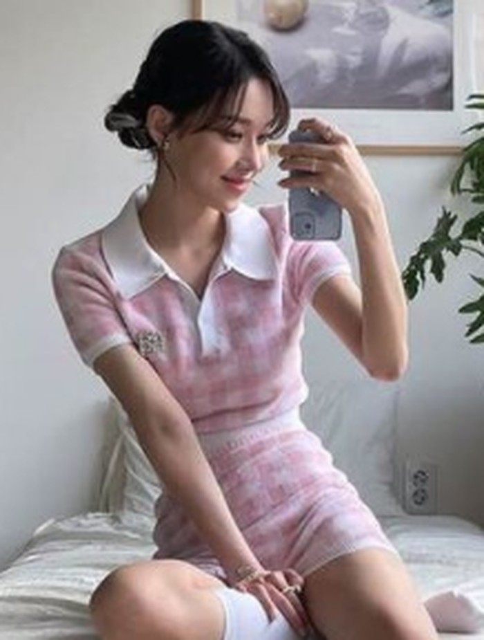 Buat kamu yang masih remaja, outfit ala Winter ini wajib banget kamu coba. Perpaduan antara top dan skirt bewarna senada membuat tampilan kamu terlihat makin imut dan awet muda, Beauties./Foto: instagram.com/aespa_official