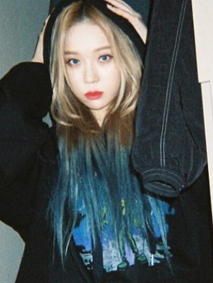 Cocok buat si tomboy! Hoodie hitam ini bisa buat tubuh kamu hangat selama musim hujan. Meskipun simpel, poin utama OOTD ala Winter ini ada di warna rambut dan makeup cantiknya./Foto: instagram.com/aespa_official