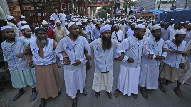 Kontroversi soal Al-Qur'an di lutut dewa Hindu di Bangladesh berujung demonstrasi warga muslim, pendemo minta pelaku dihukum mati.