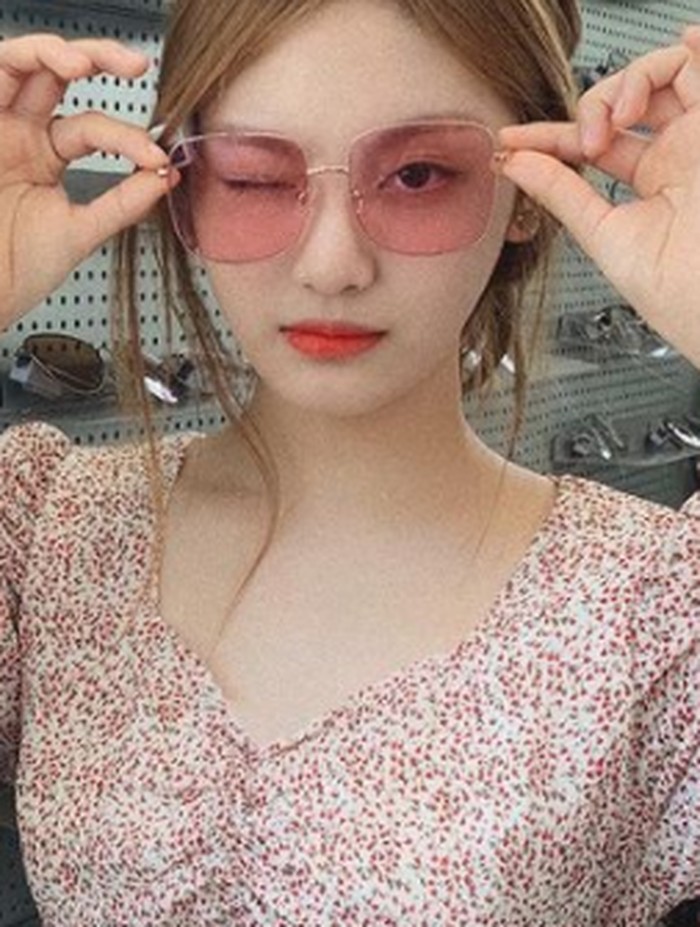 Flowery dress model vintage sekarang jadi trend lagi. Tidak cuma untuk acara formal, kamu bisa pakai dress ini buat nge-mall seperti gaya Ningning yang satu ini, Beauties!/Foto: instagram.com/aespa_official