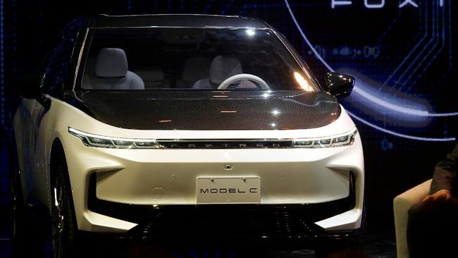 Perakit iPhone Pamer Prototipe Kendaraan Listrik Foxconn, perakit iPhone mengungkap tiga purwarupa kendaraan tanpa emisi ini berjenis SUV, sedan, dan bus dalam acara Technology Day di Taipei, Senin (18/10).