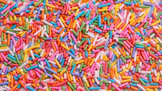 Standar Perdagangan West Yorkshire mengatakan bahwa sprinkle atau taburan mengandung pewarna buatan, yang mana tidak disetujui untuk digunakan di Inggris.