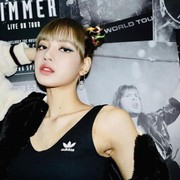 Inspirasi Tampil Boyish dan Sporty ala Lisa BLACKPINK dengan Jaket Varsity