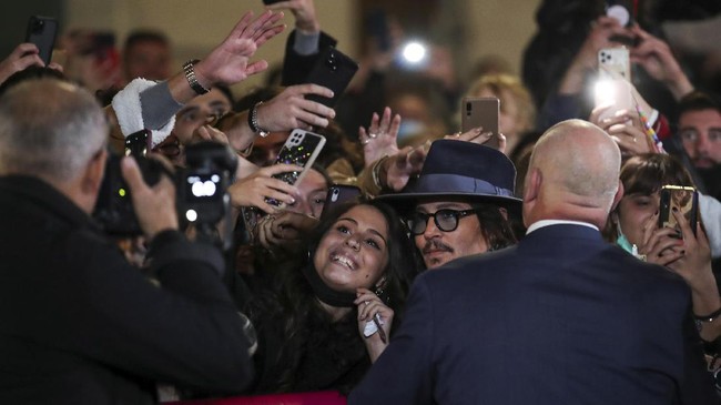 FOTO: Johnny Depp Melangkah Lagi Usai Badai Masalah
