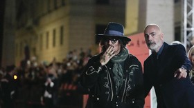 FOTO: Johnny Depp Melangkah Lagi Usai Badai Masalah