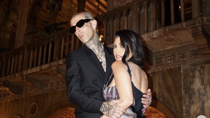 Inikah Busana yang Dipakai Kourtney Kardashian di Hari Pernikahannya dengan Travis Barker?