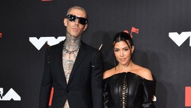 Kourtney Kardashian-Travis Barker Disebut Bakal Menikah Tahun Ini