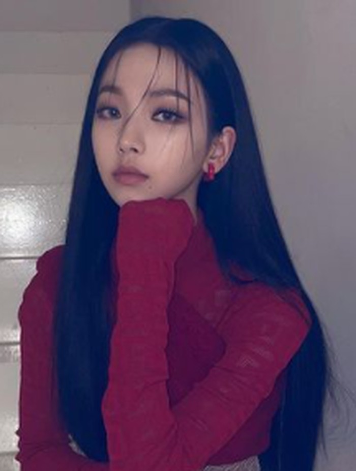 Mau badan tetap hangat di cuaca dingin seperti di musim hujan sekarang? Dibanding pakai jaket, lebih baik pakai turtle neck. Seperti warna merah yang dipakai Karina ini, bisa bikin tampilan kamu lebih stunning!/Foto: instagram.com/aespa_official
