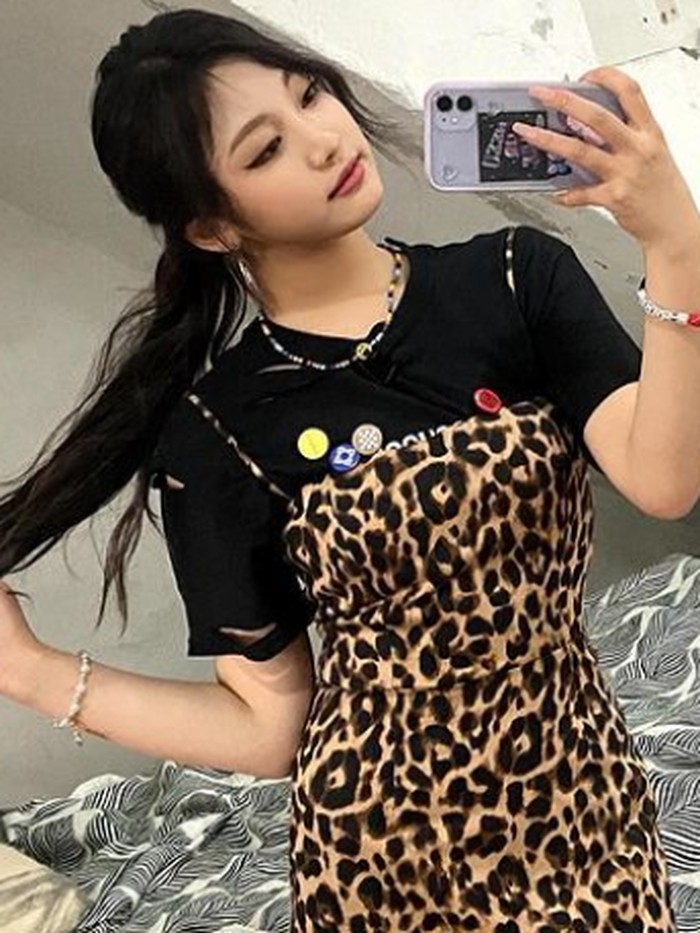 Mau coba pakai slip dress, namun masih malu-malu? Kamu bisa padu padan slip dress dengan T-Shirt hitam yang fit body seperti Ningning. Jadi makin stylish, bukan?/Foto: instagram.com/aespa_official