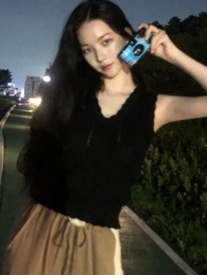 Mau staycation bareng teman-teman atau keluarga? Pilihan atasan tanpa lengan dan celana kulot ala Karina ini bisa jadi inspirasi OOTD kamu. Tetap terlihat stylish namun nyaman dan simpel!/Fto: instagram.com/aespa_official
