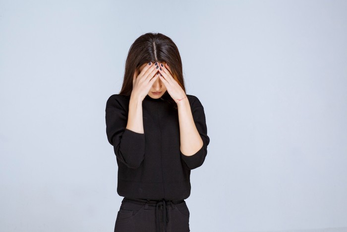 Menuliskan perasaanmu ke dalam jurnal harian juga dapat membantumu dalam mengelola emosi yang kamu rasakan | Foto: freepik.com/racool_studio