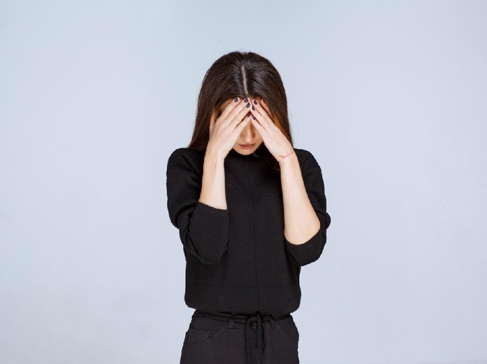 Menuliskan perasaanmu ke dalam jurnal harian juga dapat membantumu dalam mengelola emosi yang kamu rasakan | Foto: freepik.com/racool_studio