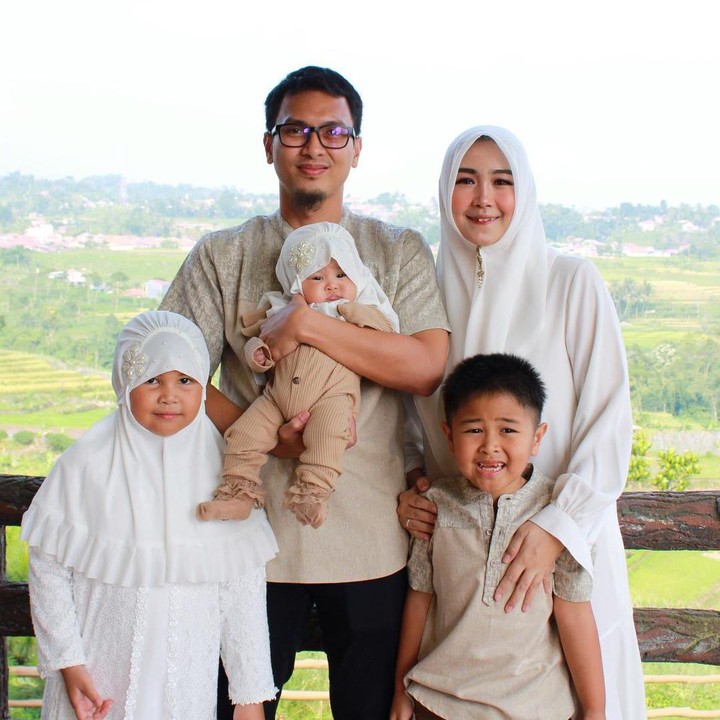 <p>Sebelum bertanding, Mohammad Ahsan tampaknya selalu sempatkan diri untuk memiliki quality time bersama istri dan anak-anaknya. (Foto: Instagram @just.itinee)</p>