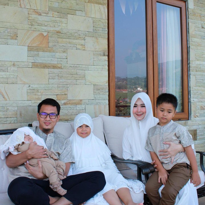 <p>Dukungan istri dan anak-anak begitu berharga di mata Mohammad Ahsan. Setiap kali istrinya mengunggah foto, Mohammad Ahsan selalu menanggapinya lewat komentar. (Foto: Instagram @just.itinee)</p>