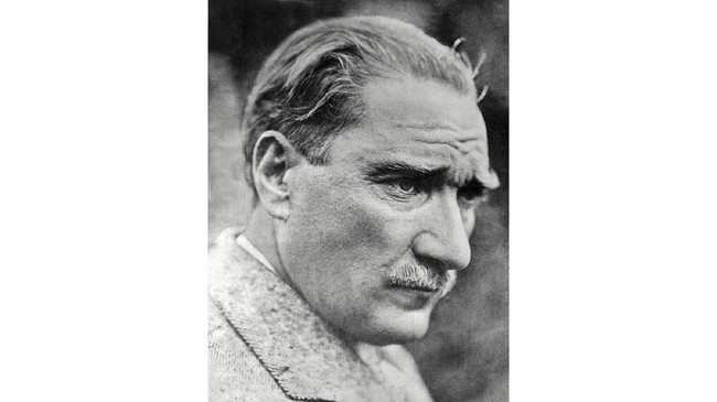 Nama perintis modernisasi Turki, Mustafa Kemal Ataturk, kembali mencuat di publik Indonesia di tengah polemik nama jalan di DKI Jakarta.